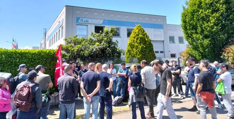 TROFARELLO - Lavoratori in protesta fuori dai cancelli della Fiorentini