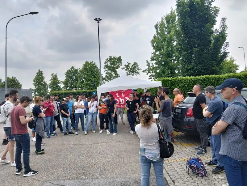 TROFARELLO - Scioperano i lavoratori di Elpe-Fiorentini: «Vogliamo il contratto Alimentari e paghe orarie adeguate»