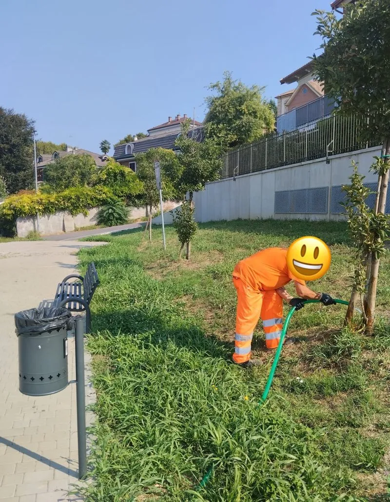 TROFARELLO - Lavori di manutenzione al cimitero: sistemata la staccionata lungo la riva