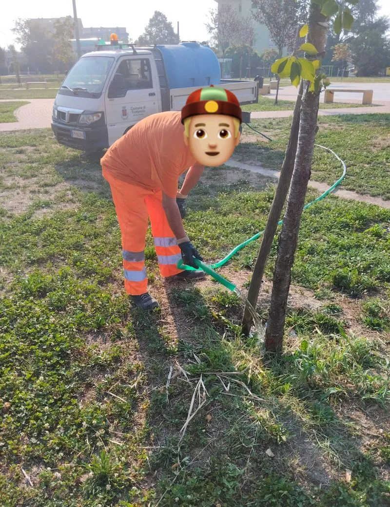 TROFARELLO - Lavori di manutenzione al cimitero: sistemata la staccionata lungo la riva