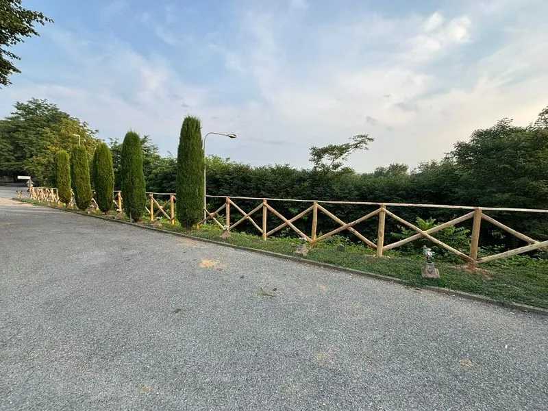 TROFARELLO - Lavori di manutenzione al cimitero: sistemata la staccionata lungo la riva