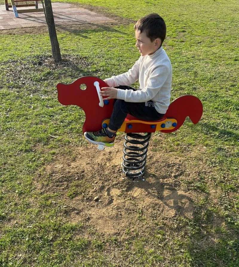 TROFARELLO - Raffica di manutenzioni in città: nuovi giochi al giardino di via Ley - FOTO