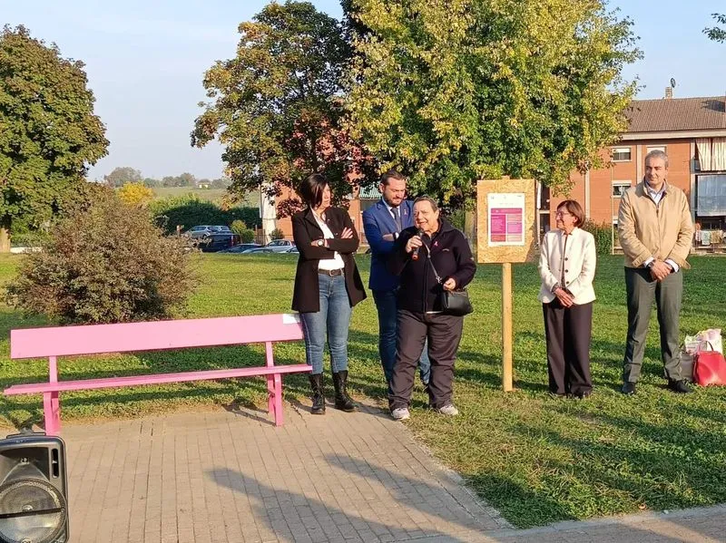TROFARELLO - Inaugurata al Giardino Belvedere la panchina rosa della prevenzione - FOTO