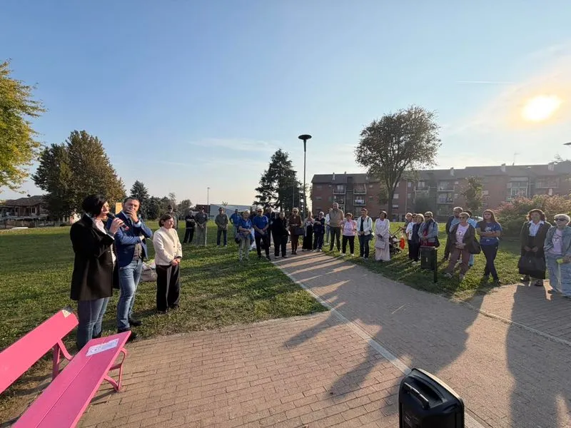 TROFARELLO - Inaugurata al Giardino Belvedere la panchina rosa della prevenzione - FOTO