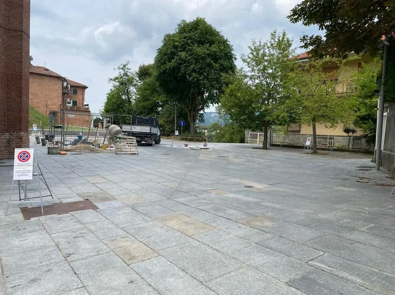 TROFARELLO - Si rifà il look la pavimentazione di piazzale Duca d'Aosta - FOTO