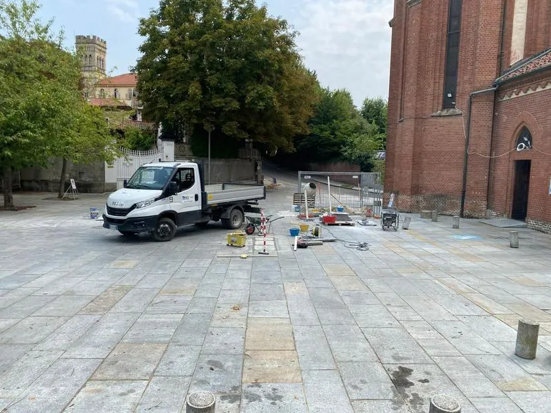 TROFARELLO - Si rifà il look la pavimentazione di piazzale Duca d'Aosta - FOTO