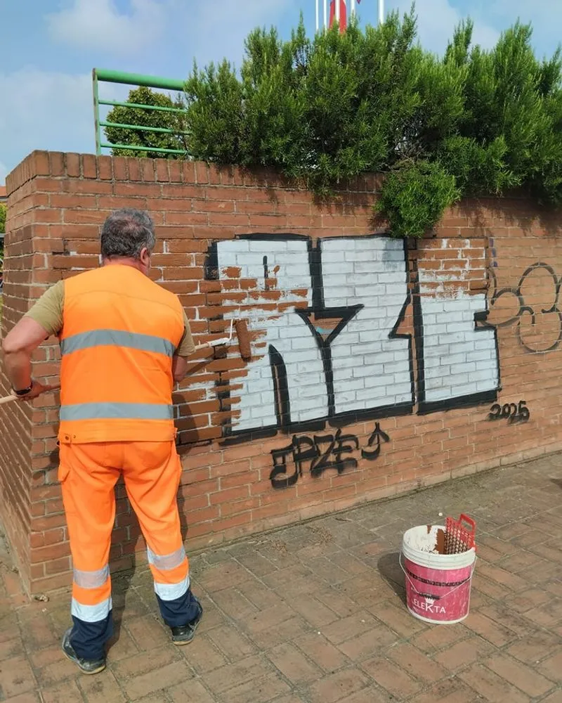 TROFARELLO - Piazzale Europa ripulita da scritte e graffiti, il sindaco: «Più rispetto e attenzione per i luoghi dove si vive»