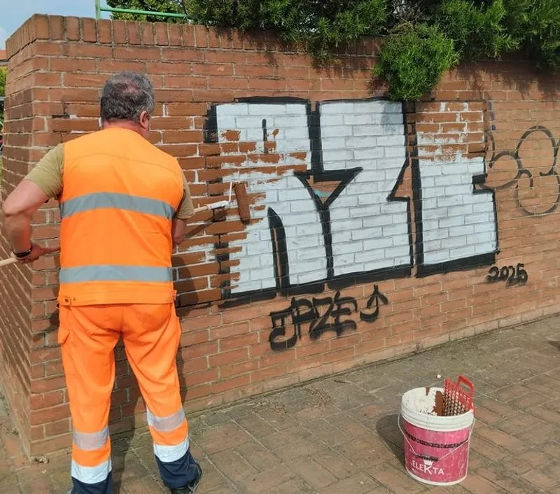 TROFARELLO - Piazzale Europa ripulita da scritte e graffiti, il sindaco: «Più rispetto e attenzione per i luoghi dove si vive»