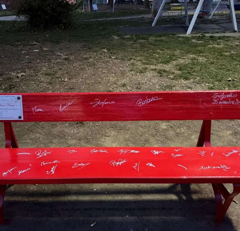 TROFARELLO -  Rinnovate le firme sulla panchina rossa contro la violenza sulle donne - FOTO