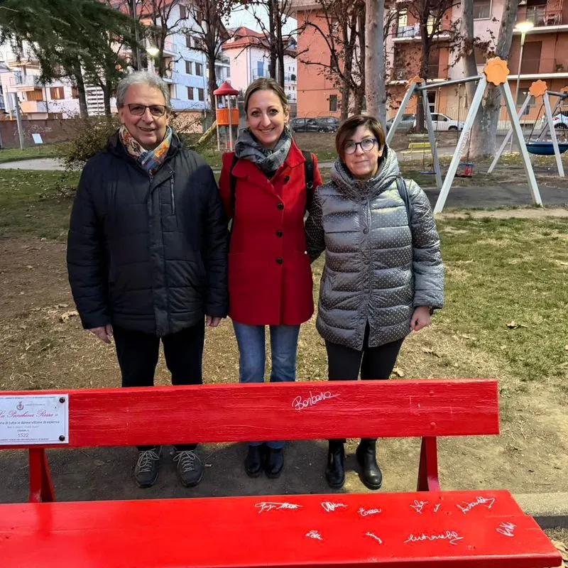 TROFARELLO -  Rinnovate le firme sulla panchina rossa contro la violenza sulle donne - FOTO