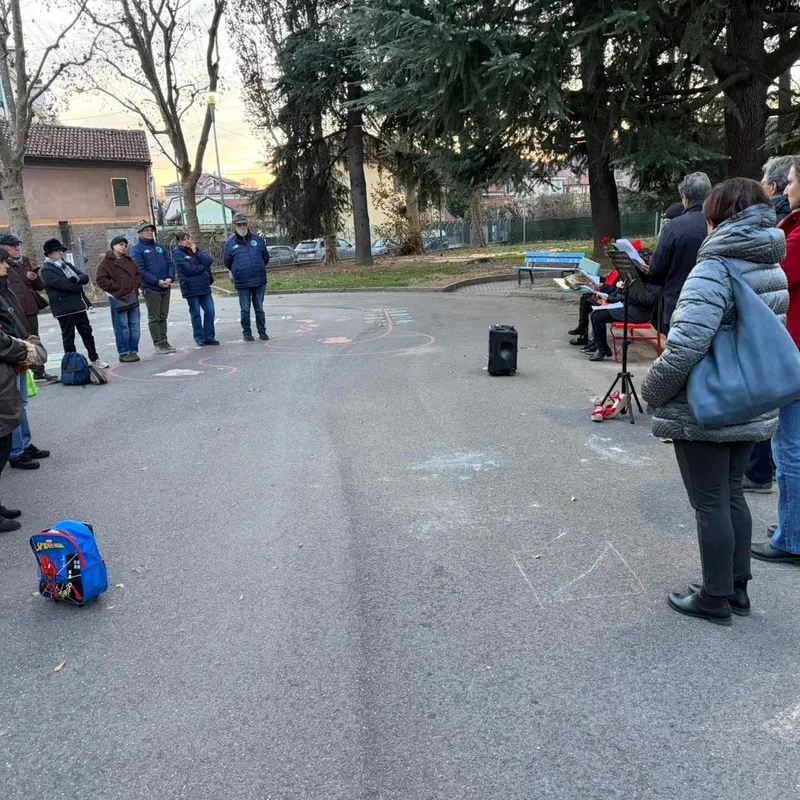 TROFARELLO -  Rinnovate le firme sulla panchina rossa contro la violenza sulle donne - FOTO