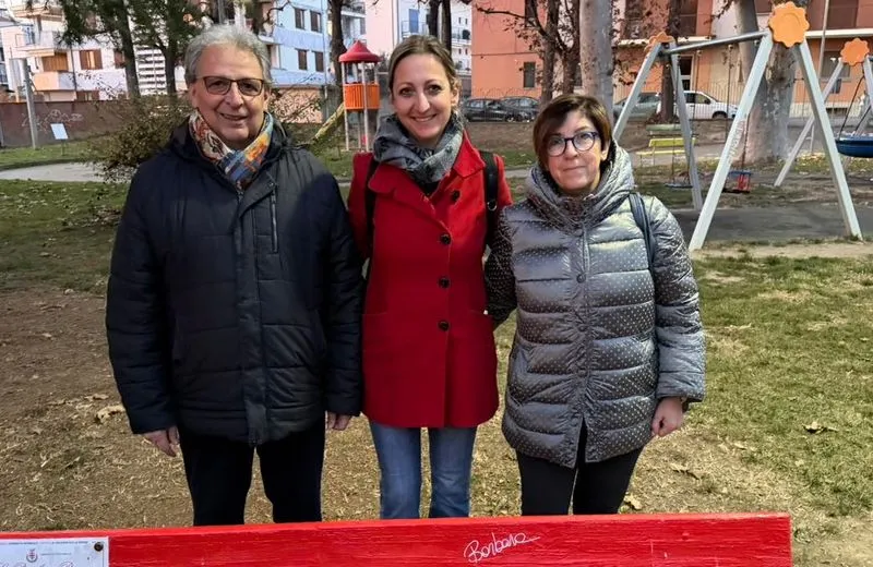 TROFARELLO -  Rinnovate le firme sulla panchina rossa contro la violenza sulle donne - FOTO