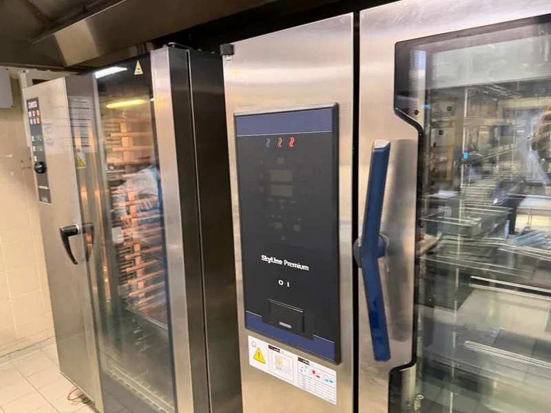 TROFARELLO - Sopralluogo del sindaco alla mensa delle scuola: servizio promosso