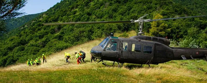 VAL DELLA TORRE - Elicotteri sorvolano i cieli: esercitazione Esercito Aves Toro e Soccorso Alpino - FOTO