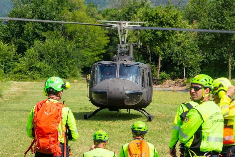 VAL DELLA TORRE - Elicotteri sorvolano i cieli: esercitazione Esercito Aves Toro e Soccorso Alpino - FOTO
