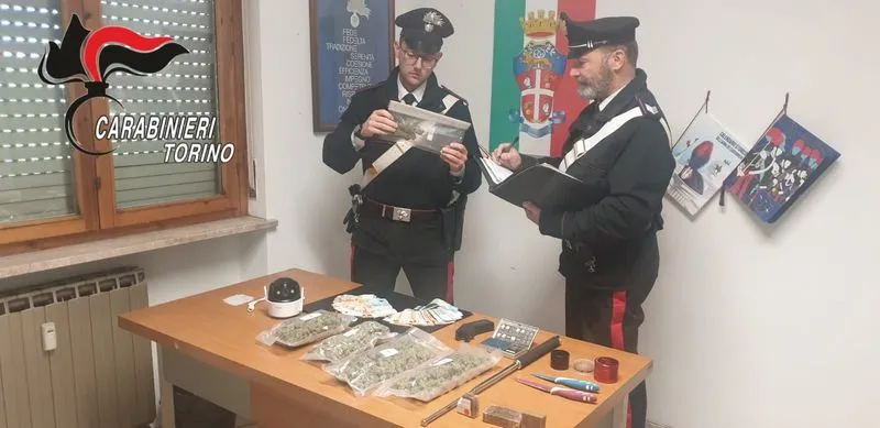 VALPERGA - Nasconde la droga nelle mutande e nel sottotetto del vicino: arrestato dai carabinieri di Cuorgnè
