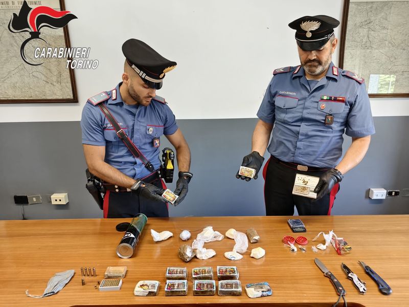 VENARIA-TORINO - Un chilo di droga fra hashish e cocaina e munizioni: 44enne arrestato dai Carabinieri