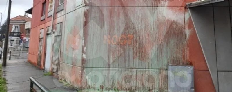 VENARIA - Imbrattò i muri del «Supercinema» con scritte contro il «G7»: il tribunale lo ha assolto