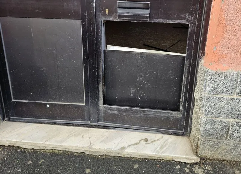 VENARIA - Vandali ancora in azione contro la sede del Pd: danneggiata la porta d'ingresso - FOTO.