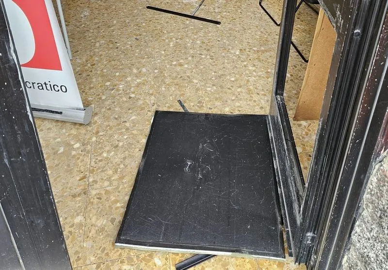 VENARIA - Vandali ancora in azione contro la sede del Pd: danneggiata la porta d'ingresso - FOTO.