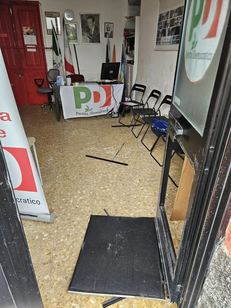 VENARIA - Vandali ancora in azione contro la sede del Pd: danneggiata la porta d'ingresso - FOTO.