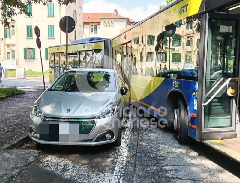 VENARIA - Lascia l'auto in divieto di sosta e l'autobus rimane bloccato: denuncia e super multa - FOTO