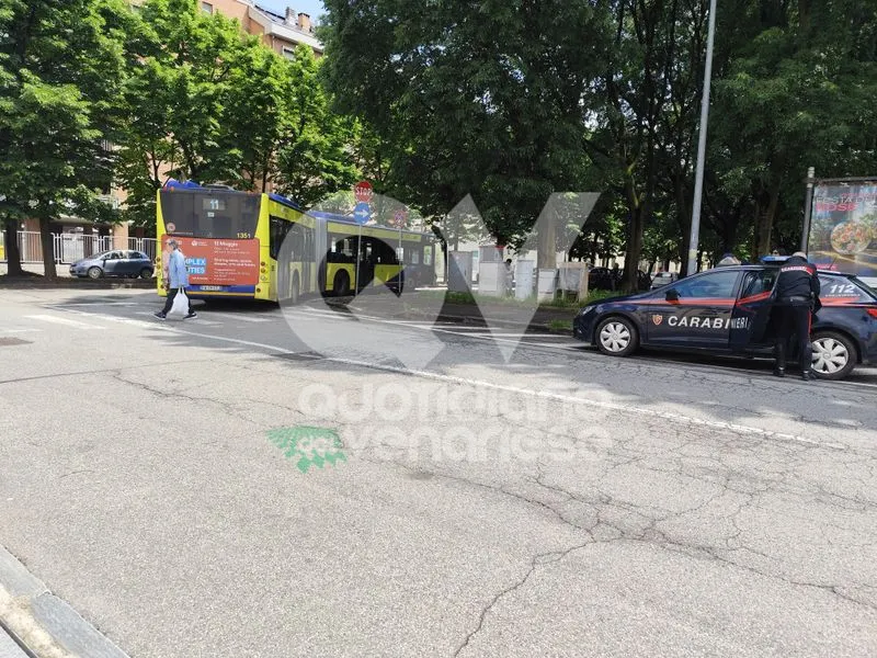 VENARIA - Lascia l'auto in divieto di sosta e l'autobus rimane bloccato: denuncia e super multa - FOTO