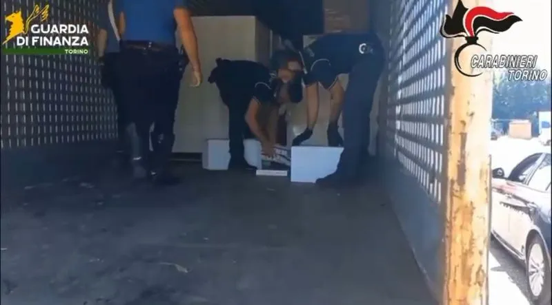 TORINO-VENARIA-CASELLE - Contrabbando di sigarette, sgominata organizzazione criminale: 8 arresti - FOTO E VIDEO
