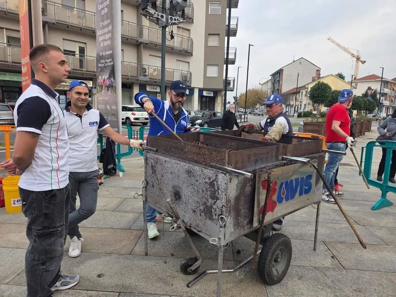 VENARIA - Un 1 Novembre di allegria con la «Castagnata» dell'Avis e il concerto de «I Cavalieri di Zara» - FOTO