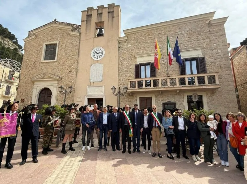 VENARIA - A Castronovo di Sicilia le celebrazioni del Santissimo Crocifisso: rinnovato il gemellaggio - FOTO