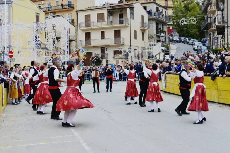 VENARIA - A Castronovo di Sicilia le celebrazioni del Santissimo Crocifisso: rinnovato il gemellaggio - FOTO
