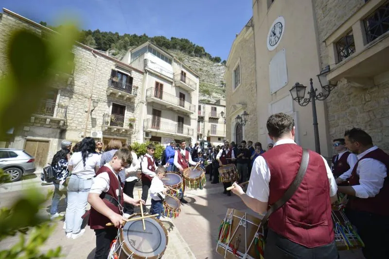 VENARIA - A Castronovo di Sicilia le celebrazioni del Santissimo Crocifisso: rinnovato il gemellaggio - FOTO