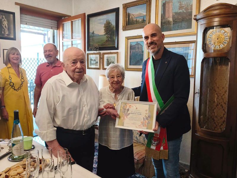 VENARIA - I 100 anni del signor Roberto Anzile: tre figli, quattro nipoti, quattro pronipoti e il lungo amore con Regina - FOTO