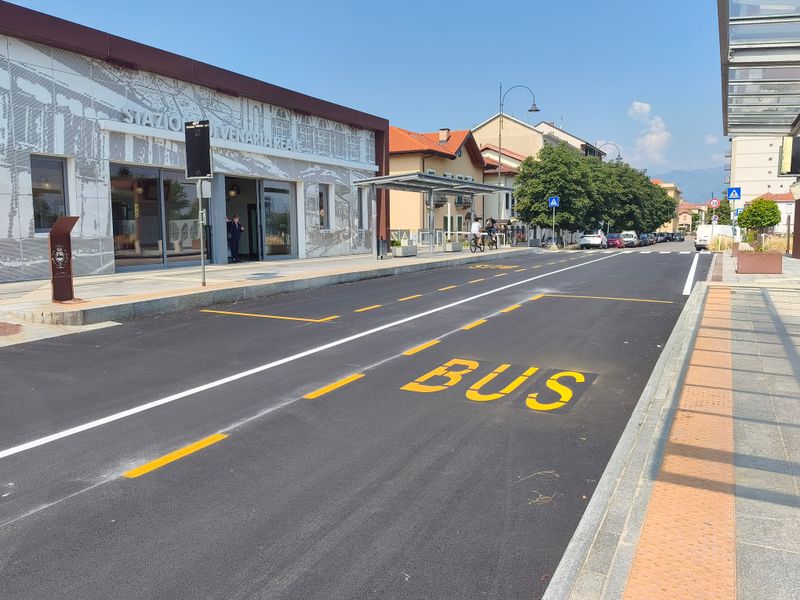 VENARIA - Le pietre di Luserna in zona stazione sono un «vecchio ricordo»: viale Roma è ora tutta asfaltata - FOTO