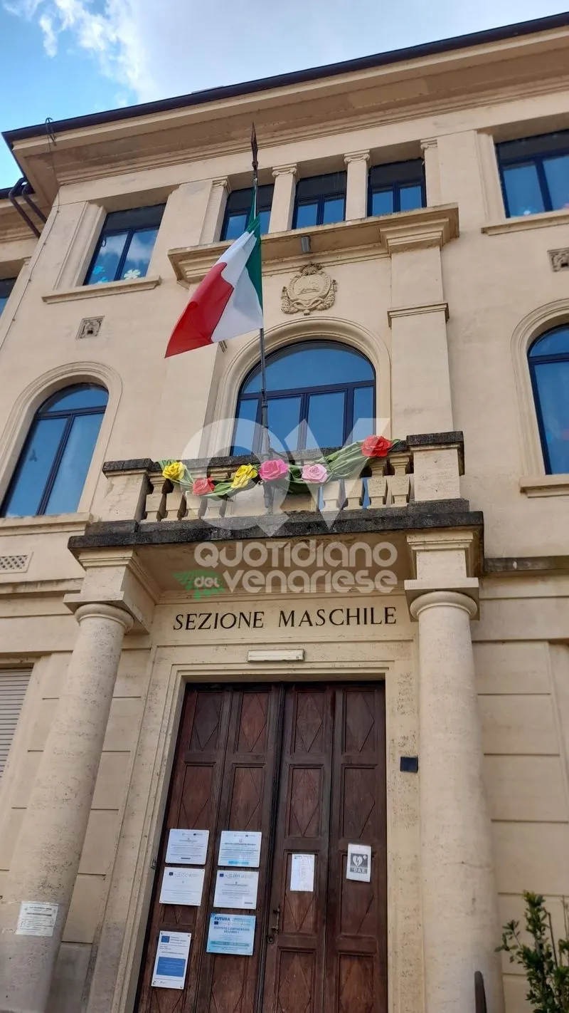 VENARIA - Le decorazioni floreali degli allievi della scuola «De Amicis» in omaggio alla «Festa delle Rose» - FOTO