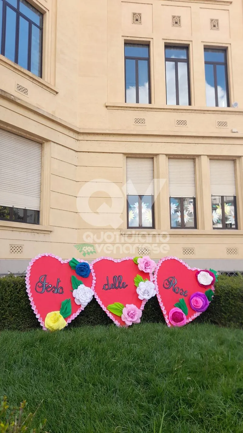 VENARIA - Le decorazioni floreali degli allievi della scuola «De Amicis» in omaggio alla «Festa delle Rose» - FOTO