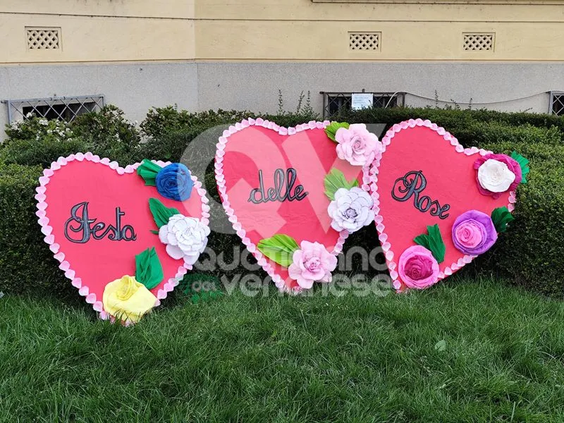 VENARIA - Le decorazioni floreali degli allievi della scuola «De Amicis» in omaggio alla «Festa delle Rose» - FOTO