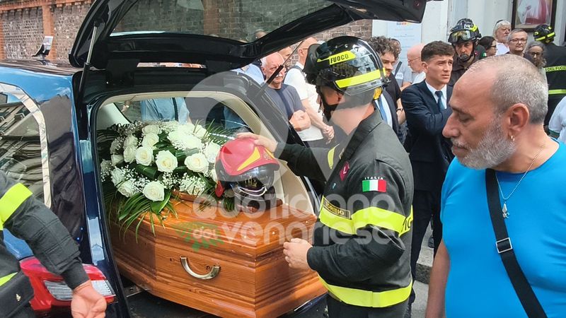 VENARIA-TORINO - Le sirene, i colleghi e gli amici di sempre: l'ultimo saluto al Vigile del Fuoco Angelo Lomonaco - FOTO