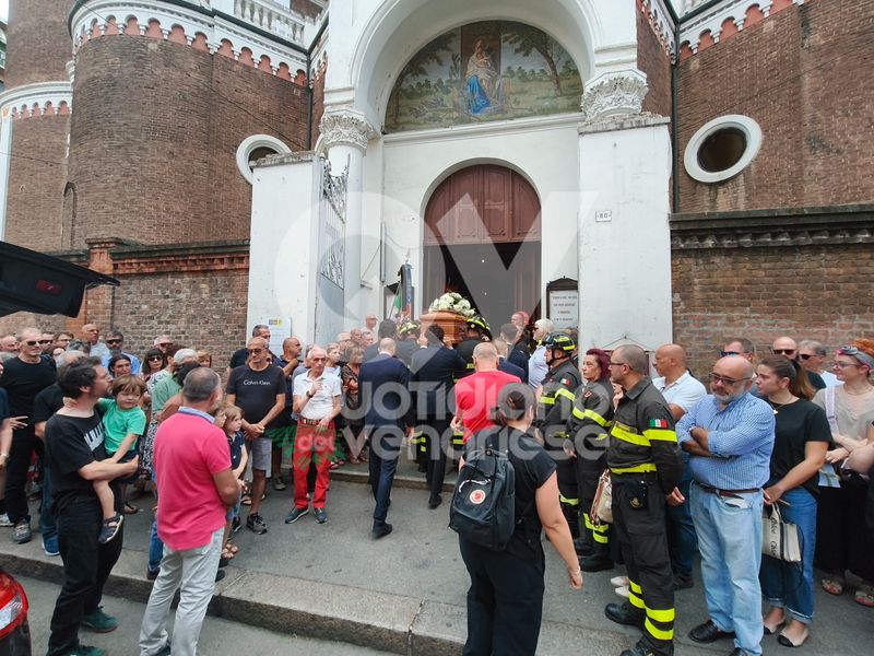 VENARIA-TORINO - Le sirene, i colleghi e gli amici di sempre: l'ultimo saluto al Vigile del Fuoco Angelo Lomonaco - FOTO