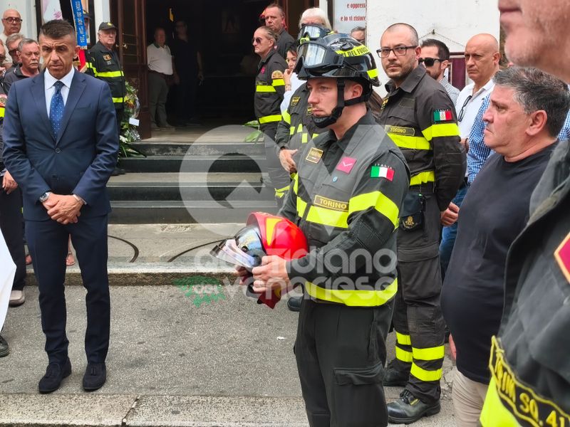 VENARIA-TORINO - Le sirene, i colleghi e gli amici di sempre: l'ultimo saluto al Vigile del Fuoco Angelo Lomonaco - FOTO