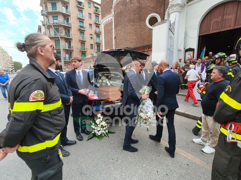 VENARIA-TORINO - Le sirene, i colleghi e gli amici di sempre: l'ultimo saluto al Vigile del Fuoco Angelo Lomonaco - FOTO