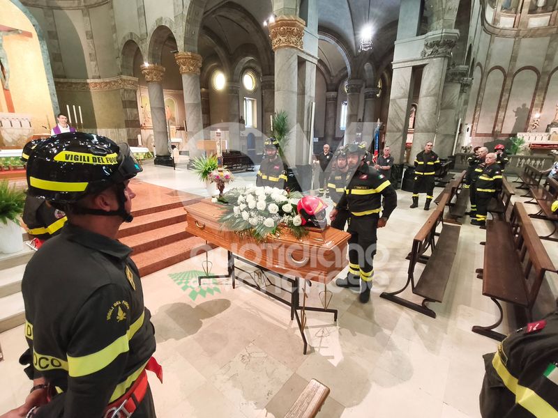 VENARIA-TORINO - Le sirene, i colleghi e gli amici di sempre: l'ultimo saluto al Vigile del Fuoco Angelo Lomonaco - FOTO