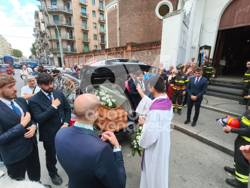 VENARIA-TORINO - Le sirene, i colleghi e gli amici di sempre: l'ultimo saluto al Vigile del Fuoco Angelo Lomonaco - FOTO