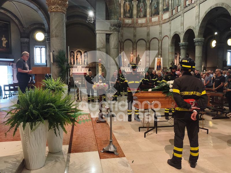 VENARIA-TORINO - Le sirene, i colleghi e gli amici di sempre: l'ultimo saluto al Vigile del Fuoco Angelo Lomonaco - FOTO