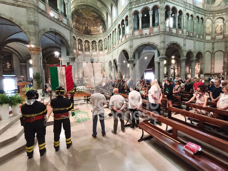 VENARIA-TORINO - Le sirene, i colleghi e gli amici di sempre: l'ultimo saluto al Vigile del Fuoco Angelo Lomonaco - FOTO