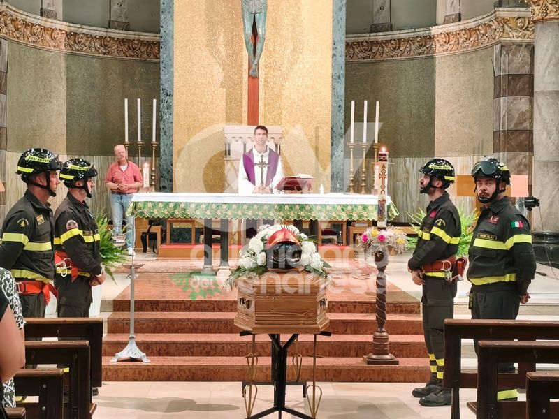 VENARIA-TORINO - Le sirene, i colleghi e gli amici di sempre: l'ultimo saluto al Vigile del Fuoco Angelo Lomonaco - FOTO