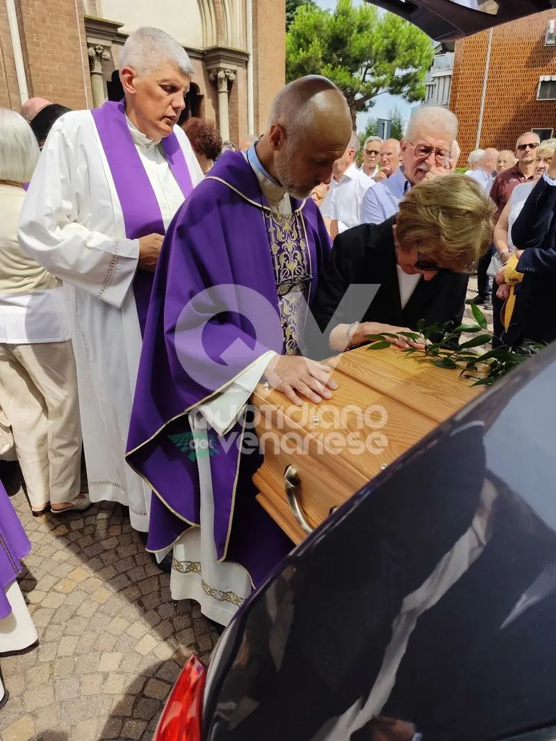 VENARIA - Lacrime, commozione e i palloncini del suo Asilo: l'ultimo saluto a Ernestino Balma - FOTO E VIDEO