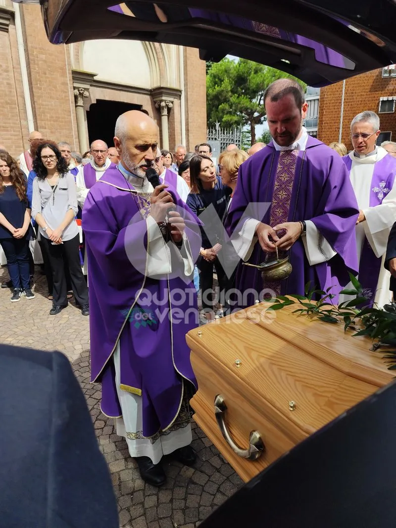 VENARIA - Lacrime, commozione e i palloncini del suo Asilo: l'ultimo saluto a Ernestino Balma - FOTO E VIDEO