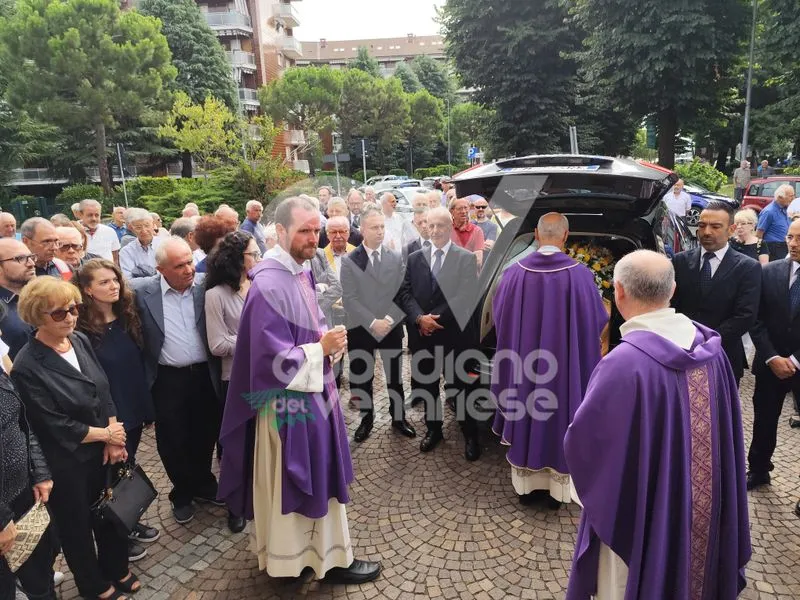 VENARIA - Lacrime, commozione e i palloncini del suo Asilo: l'ultimo saluto a Ernestino Balma - FOTO E VIDEO