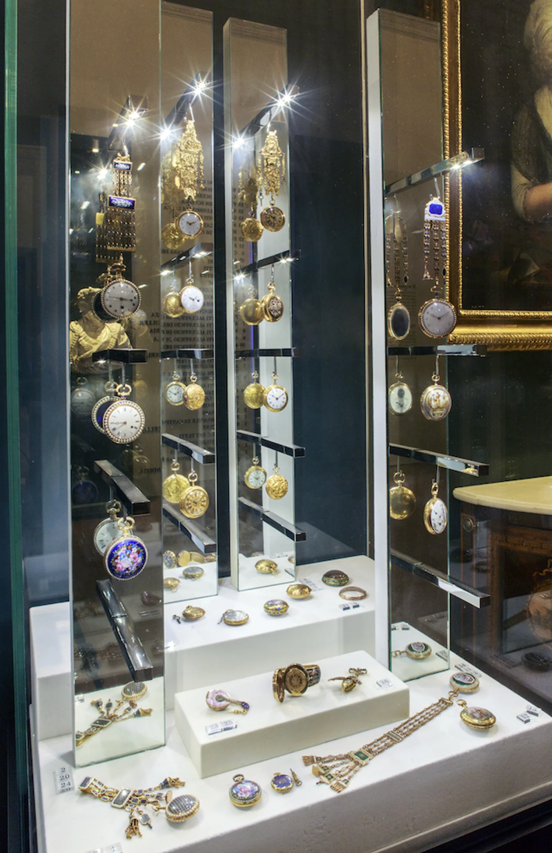 VENARIA - LADRI IN REGGIA - Orologi da taschino del Settecento rubati: «bottino» da 150mila euro. Furto su commissione?